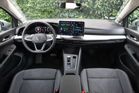 ドアパネルやダッシュボードではソフトパッドの面積が拡大され、インテリアの質感が向上。最新のインフォテインメントシステム「MIB4」を採用するのも“ゴルフ8.5”におけるトピックだ。