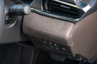 「ウルトラスエード ヌー」は、滑らかな触り心地と銀色の光沢を特徴とする、東レが開発したスエード調の新素材。量産車に採用されるのは今回が初となる。