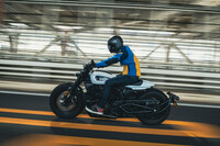 ライディングポジションに違和感や窮屈なところはない。ステップ位置はハーレーらしいフォワードコントロールだが、ヒザを伸ばさなければ届かないほどではない。