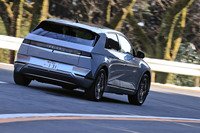 今回試乗した車両の外板色は、「サイバーグレーメタリック」と呼ばれる5万5000円のオプションカラー。これを含め「アイオニック5」では、全6色から選択できる。