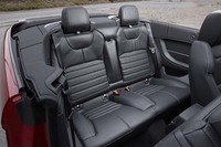 後席は「イヴォーク クーペ」から1人分減って、2人用となる。