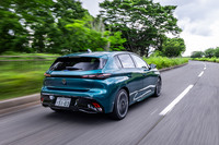ほどほどの速さで、ビビッドでライブ感のあるドライビングプレジャーを提供してくれる「308 GTハイブリッド」。柔らかめのバネと引き締められたダンパー、アンチロールバーの組み合わせが、これぞプジョー! という乗り心地を演出している。