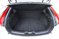 ラゲッジスペースは、後席および助手席の背もたれを倒すことで拡大可能。小さな荷物を載せる際は、折り畳み式のフロアボードを立てて安定させることができる。(写真をクリックすると荷室のアレンジが見られます)