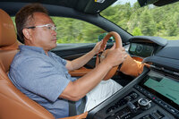 南仏のワインディングロードにて「DB12」をドライブする筆者。