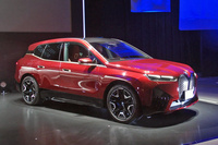 2020年11月に発表された「BMW iX」。SUVタイプのEVで、BMWのEV製品群の最上級モデルにあたる。