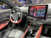 今日欧州で発売されている一定グレード以上の乗用車は、GPSにより自動的に夏冬時間が切り替わる。これは2022年のパリモーターショーで公開された「ヴィンファストVF7」。