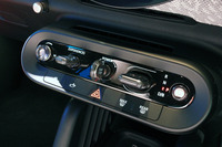 BMWが「MINIクーパー3ドア」を発売 日本での量販モデルとして初の電気自動車を設定の画像