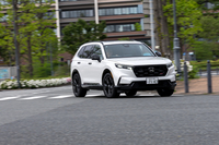 新型「ホンダCR-V」の発売は2026年2月。もともと国内販売の予定がなかったため、グローバルデビューからは3年半遅れでの導入になった。国内向けはタイで生産される。
