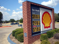 全米各地、ガソリン小売価格が「3ドルの壁」を突破。写真はダラス周辺で、このあたりは全米の中でもまだ価格が安い。