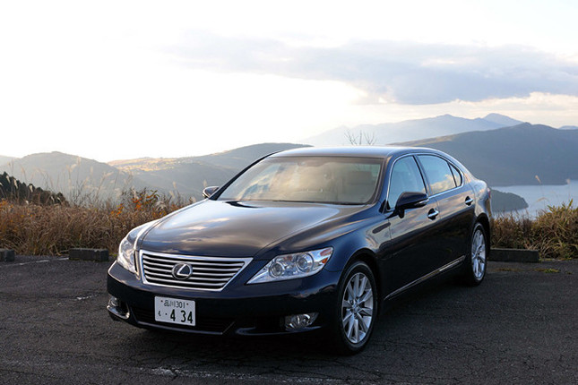【スペック】全長×全幅×全高=5180×1875×1465mm/ホイールベース=3090mm/車重=2060kg/駆動方式=FR/4.6リッターV8DOHC32バルブ(385ps/6400rpm、51.0kgm/4100rpm)/価格=1201万円(テスト車=1323万9550円)