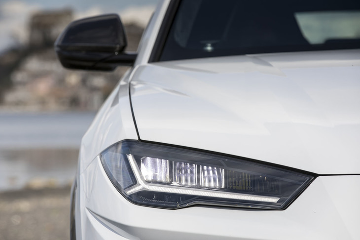 Y字をモチーフにデザインされた、LED式のヘッドランプ。