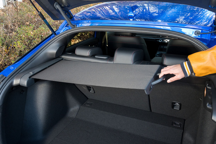 「シビック」のロール収納式トノカバーは秀逸な装備だ。