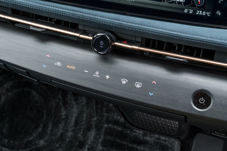 空調のコントロールパネルは木目調のダッシュボードと一体化しており、車両を起動するとアイコンが浮かび上がる。操作性も考慮しており、ハプティクス機能付きで押した際にはちゃんと“手応え”がある。