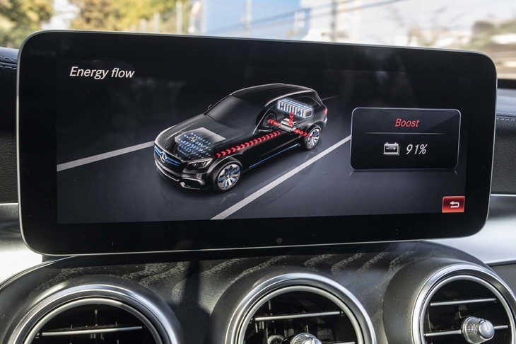 走行中は常にエネルギーフローを確認可能。走行モードは“HYBRID”や“F-CELL”のほか、電気だけで走行する“BATTERY”、充電優先の“CHARGE”の計4つから選べる。