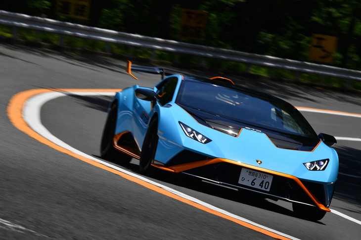 2020年11月に日本導入が発表された「ランボルギーニ・ウラカンSTO」は、最高出力640PSのV10自然吸気エンジンをキャビン後方に配置する後輪駆動モデル。車名のSTOは「Super Trofeo Omologata」の略で、レーシングマシンである「スーパートロフェオ」の公道バージョンを意味する。