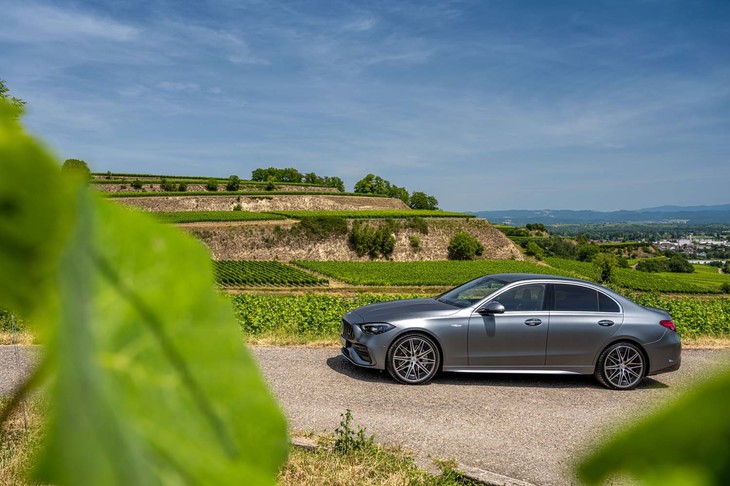 先代の「メルセデス・ベンツCクラス」においてもラインナップされていた高性能モデル「AMG C43 4MATIC」。新型は、かつてのV6モデルから排気量をダウンサイジングした直4ターボモデルとして登場した。