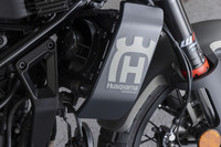 バイクブランドのなかでも長い歴史を誇るハスクバーナ。その起源は1689年創業の金属加工工場にある。ハスクバーナのユニークなロゴマークは、そのときの製品だったマスケット銃の照星をモチーフにしたものだ。