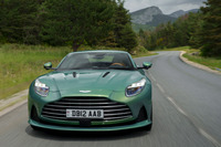 フロントまわりでは、エンジンの大幅な出力向上に伴いラジエーターグリルのサイズを拡大。開口部が実に56%も広くなった。