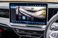 15インチサイズの巨大なタッチ式ディスプレイには、音声操作機能を備えた最新世代のインフォテインメントシステム「MIB4」が組み込まれている。写真はドライブモードの選択画面を表示した様子。