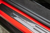 今回の試乗車には、サーキット向けに空力や足まわりを最適化し、各部の軽量化を図る「アセットフィオラノ」パッケージが採用されていた。