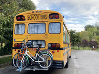 キャンプ生活をより楽しむため、後部には3台分の自転車ラックが付加されている。