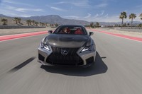 2015年11月のデビュー以来、初のマイナーチェンジが実施された「レクサスRC F」。エンジンのパワーアップや空力性能の改善、軽量化など、リファインの項目は多岐にわたる。