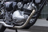 空冷単気筒SOHCエンジンは、十分な低速トルクとクランクシャフトの大きな慣性モーメントが特徴。エキゾーストサウンドも、往年のモデルをモチーフにつくり込まれている。