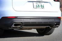 マフラーエンドは2本出し。試乗車のリアエンドには、ステンレス製のスキッドプレートが装着されていた。