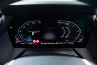 メーター内に表示されるデザインや切り替えによって選択できる項目などは、上級モデルの「3シリーズ」とほぼ同じ内容になっている。写真は「ECO PRO」モード選択時の表示。