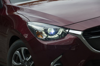 新たに採用されたアダプティブLEDヘッドライト。「13C」と「15MB」、および「13S」と「XD」のオーディオレス仕様を除く全車に、オプションで用意されている。