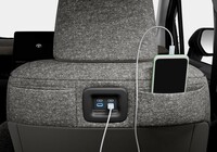 運転席背面には、充電用のUSBポートとスマートフォン用のポケットを装備。