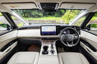 コックピットはレクサスが提唱する「Tazuna Concept」に基づいたデザインが採用される。メータークラスターには12.3インチ、センターディスプレイには14.1インチの液晶パネルを配置。ヘッドアップディスプレイも標準で装備している。