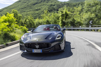 フロントに積まれる3リッターV6ツインターボの「ネットゥーノ」ユニットは最高出力550PSと最大トルク650N・mを発生。ドライブトレインは4WDのみの設定だ。