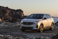 「3008 GTハイブリッド4」は容量13.2kWhの駆動用バッテリーを搭載。EV走行換算距離は64kmで、175mmを確保した最低地上高によってさまざまなレジャーで活躍しそうだ。