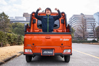 試しに「デッキバン」の荷室に乗ってみた。冷蔵庫が載るぐらいだから、1人なら余裕でこのポーズである。