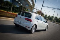 「e-ゴルフ」には、渋滞時追従支援システムの「トラフィックアシスト」などの先進運転支援システムが標準で備わる。