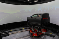 これが四輪ダイナミクス性能評価用のドライビングシミュレーター。中央の「CR-V」のカットモデルを囲むようにスクリーンが張ってある。