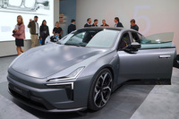 ポールスターのフラッグシップとして世界初公開された「5」。