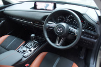 今回の一部改良で、10.25インチセンターディスプレイやワイヤレス充電(Qi)、ワイヤレス接続機能(Apple CarPlay)、USB-Type C端子(照明付き)が新たに採用された。写真は「CX-30レトロスポーツエディション」。