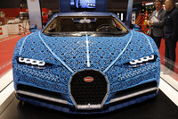 2018年のパリモーターショーに展示された、レゴブロックで制作された原寸大「ブガッティ・シロン」。ピース数は100万個を超える。