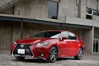 「レクサスGS200t“Fスポーツ”」には、写真のレッドマイカクリスタルシャインを含む全8色のボディーカラーがラインナップされる。