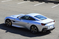 ルーフを閉じた状態では、スタイリッシュなクーペフォルムに変身する。