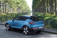 「C40リチャージ」の日本仕様車は、出力150KWまでのCHAdeMO方式の急速充電に対応する。