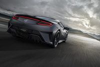 低さを強調するフロントまわりや、ワイド感を印象づけるリアまわりのデザイン変更に加え、専用ホイールでブラッシュアップされた「NSXタイプS」のエクステリア。