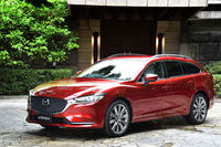 フロントまわりでは、立体感や広がり感、重心の低さを表現すべくフロントグリルの意匠を変更したほか、ヘッドランプにもより薄型でワイドなものを用いている。