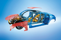 ボディーについては、構造の見直しとアルミや高張力鋼板の採用拡大により、ねじり剛性や衝突安全性を高めつつ重量増を抑制している。