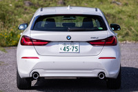 テールゲートに備わる車名のエンブレムは、シンプルに「118d」のみ。グレード名「プレイ エディションジョイ+」を示すものはない。