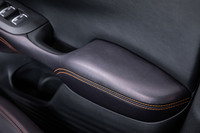 「ZR-V」の特徴的なハイデッキセンターコンソールのデザインをドアの意匠にもリピートさせるなど、内装は細部へのこだわりが感じられる。