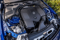 「CLE200クーペ スポーツ」のフロントボンネット内部。最高出力204PS、最大トルク320N・mの2リッター直4ガソリンターボエンジンに、同23PS、同205N・mを発生するISGと呼ばれるマイルドハイブリッド機構を組み合わせている。