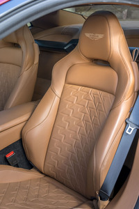 シートは写真の「スポーツプラスシート」(16Wayの電動調節機構およびヒーター、ベンチレーション付き)がスタンダード。オプションで「カーボンファイバーパフォーマンスシート」も用意される。後席は存在せず、前席の背後は手荷物を安置するスペースに。別途、リアエンドには容量248リッターのトランクルームが確保されている。